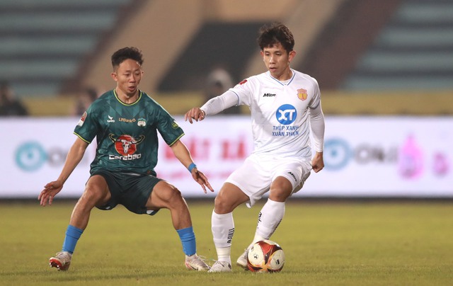 Thắng áp đảo HAGL, CLB Nam Định hiên ngang trở lại ngôi đầu V-League- Ảnh 1.