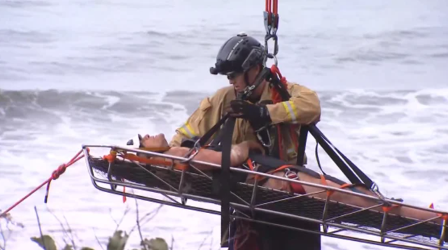 Giải cứu người rơi xuống hố bề ngang chưa đến nửa mét ở California  - Ảnh 1.