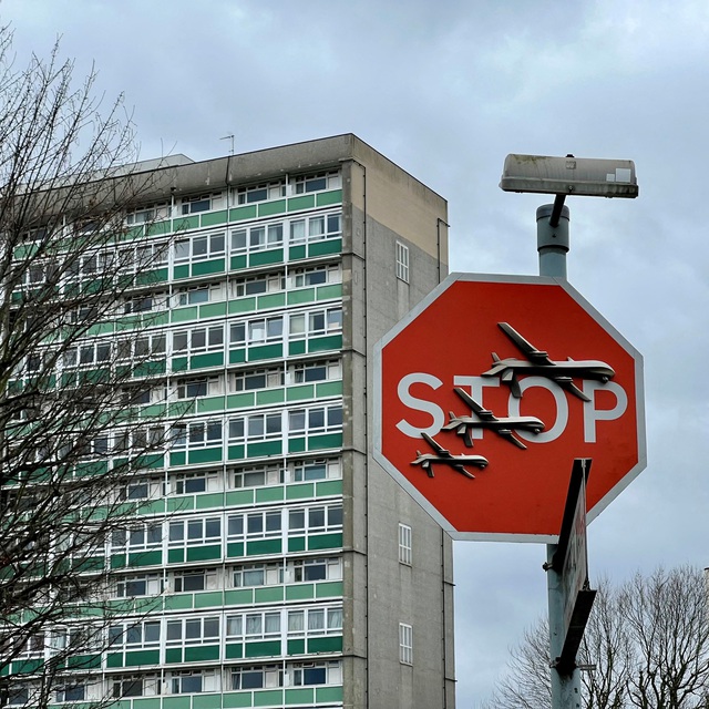 Cảnh sát Anh bắt người nghi lấy cắp tác phẩm của họa sĩ bí ẩn Banksy- Ảnh 2.