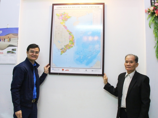Anh Bùi Quang Huy, Bí thư thứ nhất T.Ư Đoàn, cùng con rể Mẹ Việt Nam anh hùng Nguyễn Thị Sự treo bản đồ tại nhà mẹ Sự Ảnh: Huy Đạt Anh Bùi Quang Huy, Bí thư thứ nhất T.Ư Đoàn, cùng con rể Mẹ Việt Nam anh hùng Nguyễn Thị Sự treo bản đồ tại nhà mẹ Sự Ảnh: Huy Đạt