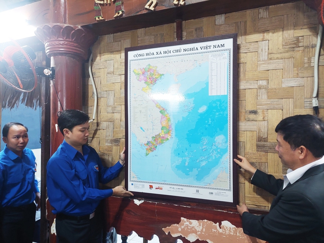 Anh Nguyễn Minh Triết, Bí thư T.Ư Đoàn, treo bản đồ tại nhà làng truyền thống của đồng bào dân tộc Cơ Tu (tại xã Hòa Phú, H.Hòa Vang, TP.Đà Nẵng)Ảnh: Hoàng Sơn Anh Nguyễn Minh Triết, Bí thư T.Ư Đoàn, treo bản đồ tại nhà làng truyền thống của đồng bào dân tộc Cơ Tu (tại xã Hòa Phú, H.Hòa Vang, TP.Đà Nẵng)Ảnh: Hoàng Sơn
