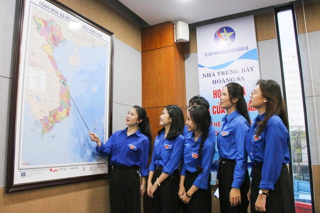 Đoàn viên, thanh niên Đà Nẵng hào hứng với tấm bản đồ được T.Ư Đoàn trao tặng tại Nhà trưng bày Hoàng SaẢnh: Huy Đạt