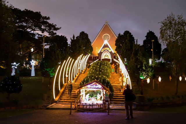 Những nhà thờ ở Đà Lạt lung linh huyền ảo mừng Giáng sinh 2023- Ảnh 1.