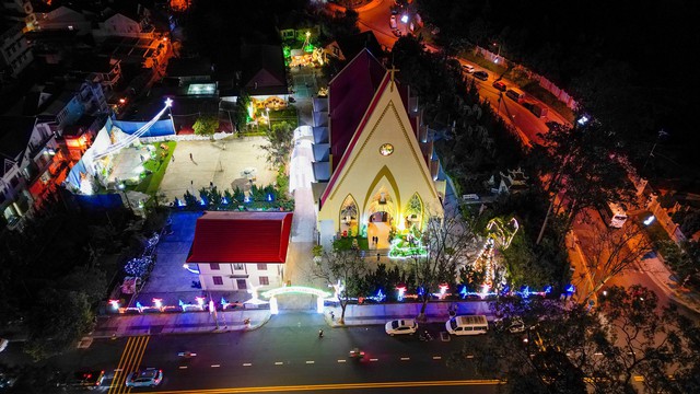 Những nhà thờ ở Đà Lạt lung linh huyền ảo mừng Giáng sinh 2023- Ảnh 3.
