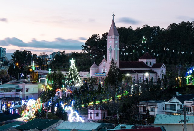 Những nhà thờ ở Đà Lạt lung linh huyền ảo mừng Giáng sinh 2023- Ảnh 10.