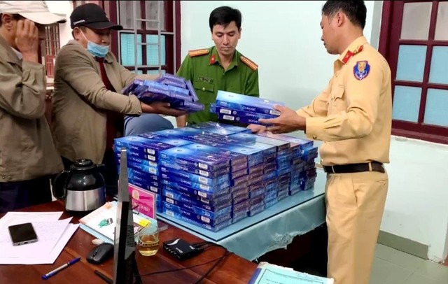Quảng Nam: Phát hiện 1.600 gói thuốc lá không rõ nguồn gốc trên ô tô khách- Ảnh 1.