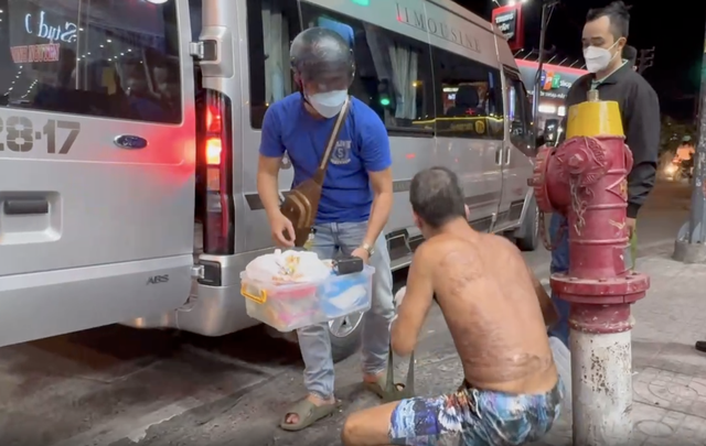 Thu dung người lang thang xin ăn ở TP.HCM: 'Tụi con phải xin được 500.000 đồng'- Ảnh 3. Thu dung người lang thang xin ăn ở TP.HCM: 'Tụi con phải xin được 500.000 đồng'- Ảnh 3.