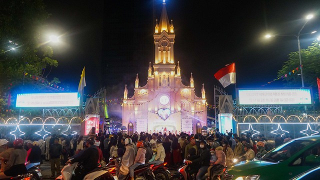 Danang people flock to the streets to celebrate Christmas after many days of heavy rain - Photo 4.