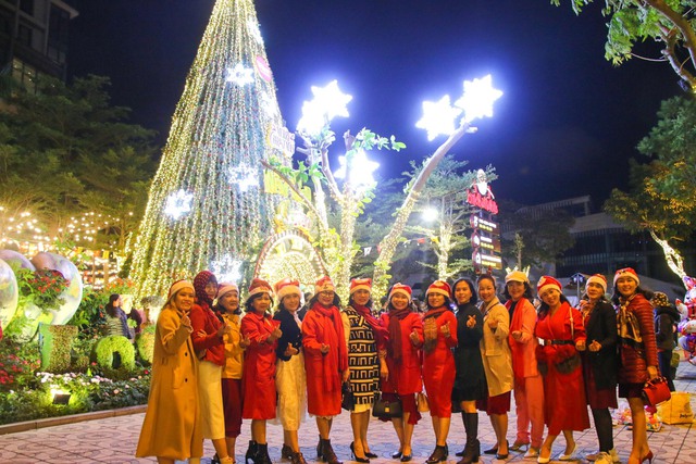 Danang people flock to the streets to celebrate Christmas after many days of heavy rain - Photo 2.