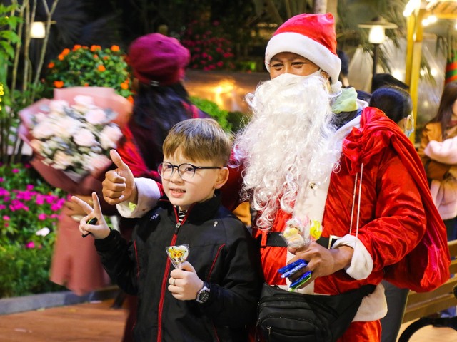 Danang people flock to the streets to celebrate Christmas after many days of heavy rain - Photo 7.