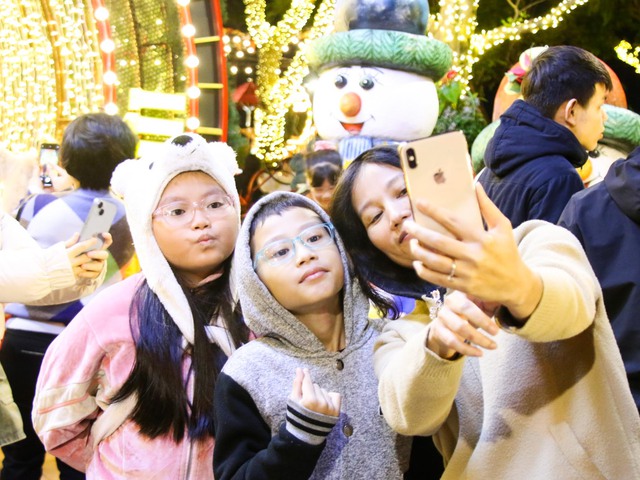 Danang people flock to the streets to celebrate Christmas after many days of heavy rain - Photo 10.