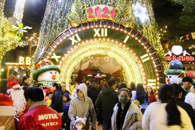 Danang people flock to the streets to celebrate Christmas after many days of heavy rain - Photo 1.