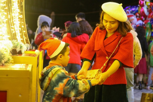 Danang people flock to the streets to celebrate Christmas after many days of heavy rain - Photo 3.