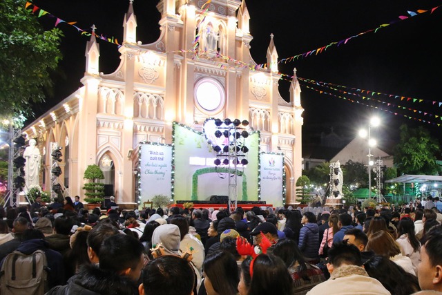 Danang people flock to the streets to celebrate Christmas after many days of heavy rain - Photo 5.