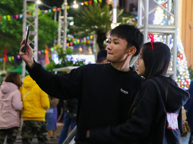 Danang people flock to the streets to celebrate Christmas after many days of heavy rain - Photo 11.