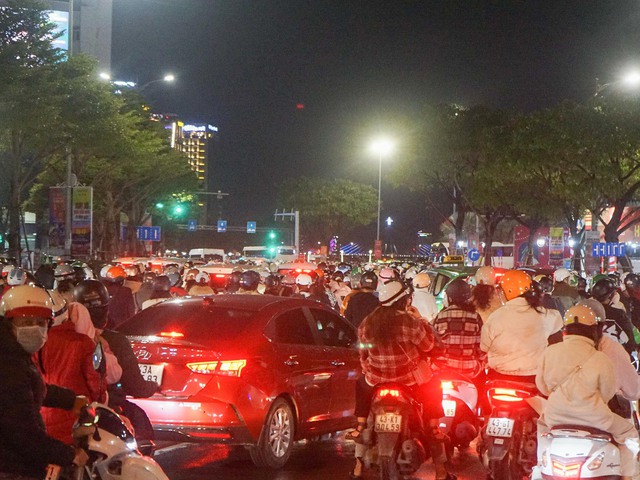 Danang people flock to the streets to celebrate Christmas after many days of heavy rain - Photo 13.