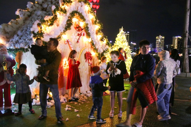 Danang people flock to the streets to celebrate Christmas after many days of heavy rain - Photo 9.