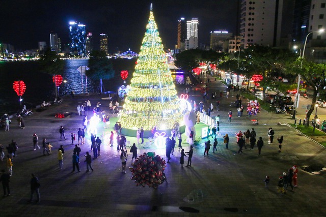 Danang people flock to the streets to celebrate Christmas after many days of heavy rain - Photo 12.