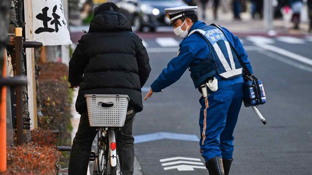 Nhiều tai nạn giao thông, Nhật Bản siết chặt trật tự người đi xe đạp- Ảnh 1.