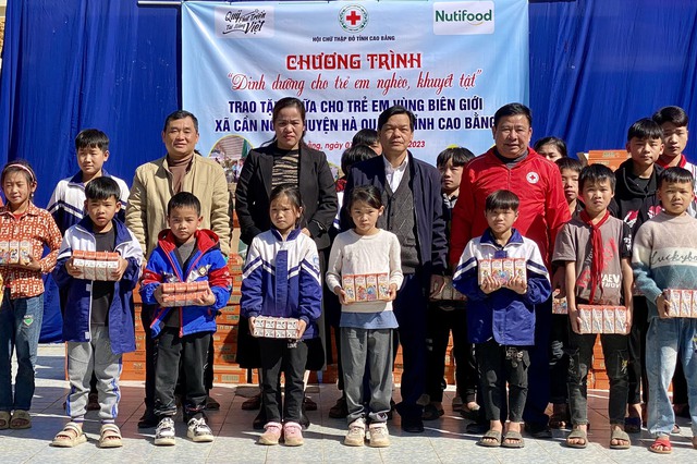 Nutifood thông qua Quỹ Phát triển tài năng Việt của Ông Bầu trao gửi hàng ngàn phần quà dinh dưỡng đến trẻ em nghèo các địa phương vùng biên giới phía Bắc