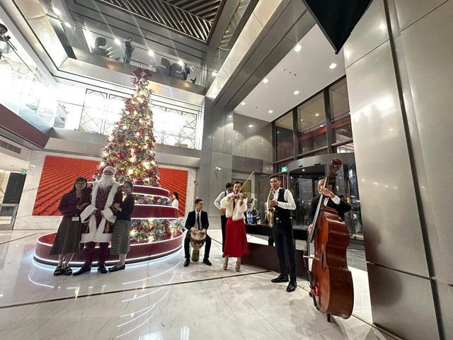 Techcombank làm sáng rực không gian với trang trí Giáng sinh ấn tượng tại hai tòa nhà- Ảnh 5.
