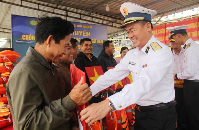 Hải quân Việt Nam sẽ luôn là điểm tựa cho ngư dân vươn khơi bám biển- Ảnh 1.