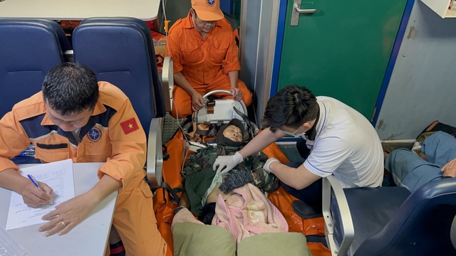 Ứng cứu 2 người xuất huyết tiêu hóa bị cô lập ở Cù Lao Chàm do biển động- Ảnh 2.