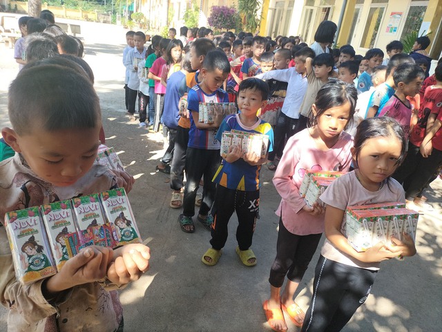 Trẻ em Lai Châu vui mừng nhận sữa từ Nutifood