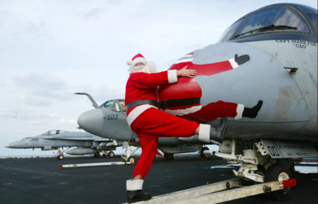 Quân đội Mỹ cấm ‘ông già Noel’ lên máy bay quân sự- Ảnh 1.