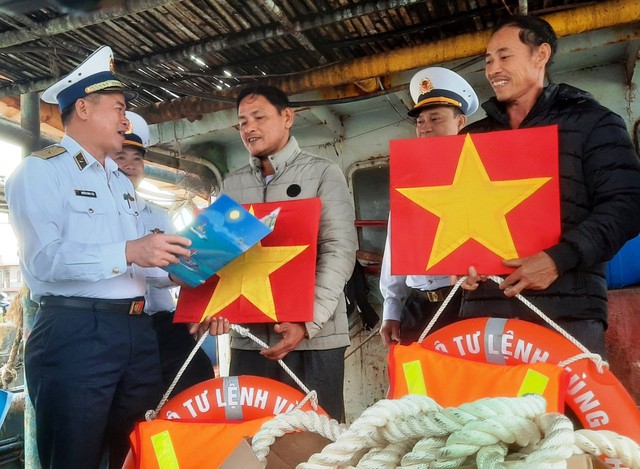 Hải quân Việt Nam sẽ luôn là điểm tựa cho ngư dân vươn khơi bám biển- Ảnh 2.