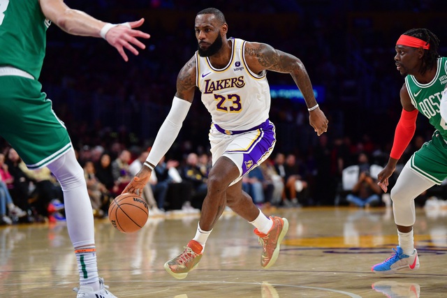 LeBron James returns to his forte position to help the Los Angeles Lakers succeed - Photo 1.