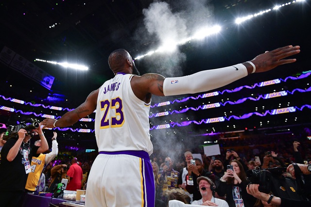 LeBron James trở lại với vị trí sở trường giúp Los Angeles Lakers thành công- Ảnh 2.