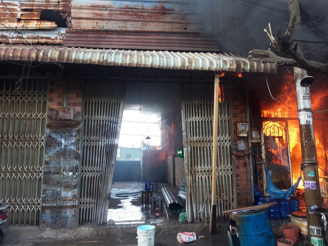 TP.HCM: Cháy nhà tại vùng ven nghi do hàn xì, một người bị thương- Ảnh 2.