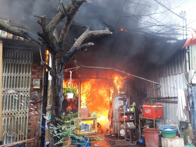 TP.HCM: Cháy nhà tại vùng ven nghi do hàn xì, một người bị thương- Ảnh 1.
