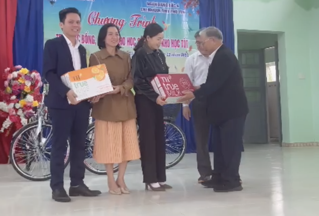 Đoàn đại biểu Quốc hội tỉnh Phú Yên trao quà cho học sinh nghèo- Ảnh 2.