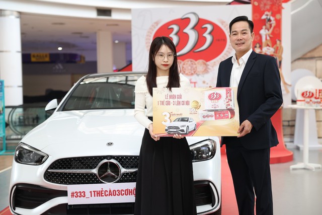 Chị Ánh là khách hàng đầu tiên trúng thưởng giải nhất là xe Mercedes C300 AMG