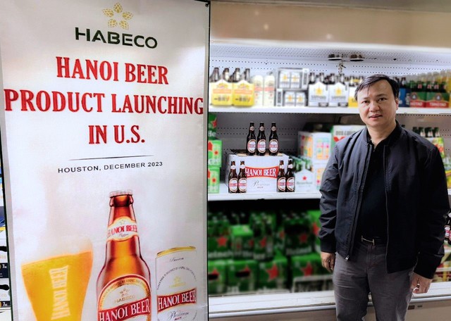Chủ tịch HĐQT HABECO ghé thăm quầy kệ trưng bày sản phẩm Bia Hà Nội tại siêu thị lớn ở Texas