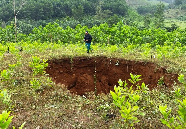 Quảng Nam: Sau tiếng nổ lớn, bất ngờ xuất hiện hố sâu cả chục mét- Ảnh 1.