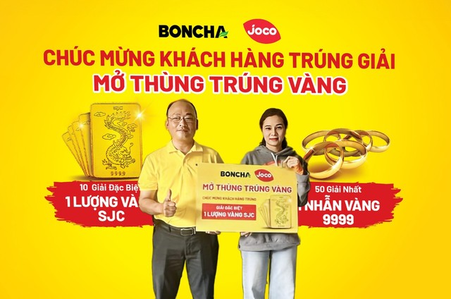 Đại diện UNIBEN trao 1 lượng vàng SJC cho khách hàng Đ.T.K.Hường (Q.12, TP.HCM)