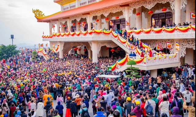 Hàng vạn người chiêm bái xá lợi tóc Đức Phật tại chùa Ba Vàng- Ảnh 3.