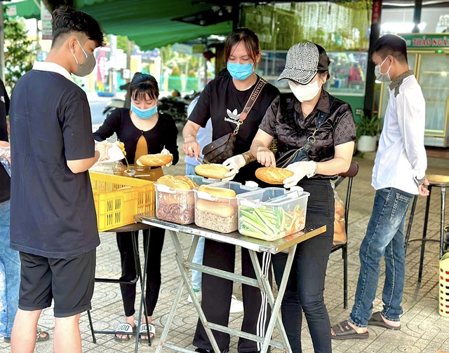 Chuyện tử tế: Chị Tuyền và hàng chục ngàn ổ bánh mì 0 đồng- Ảnh 1.