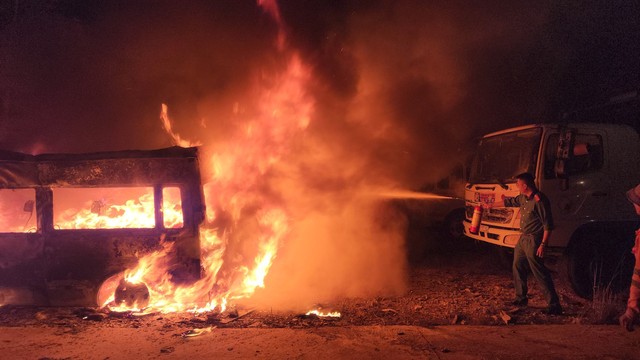 Đà Lạt: Cháy xe Limousine trong bãi giữ xe- Ảnh 2.