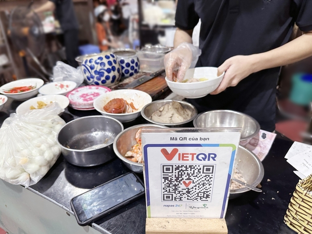 Thanh toán không tiền mặt góp phần bảo đảm vệ sinh ở các phố ăn vặt- Ảnh 1. Thanh toán không tiền mặt góp phần bảo đảm vệ sinh ở các phố ăn vặt- Ảnh 1.