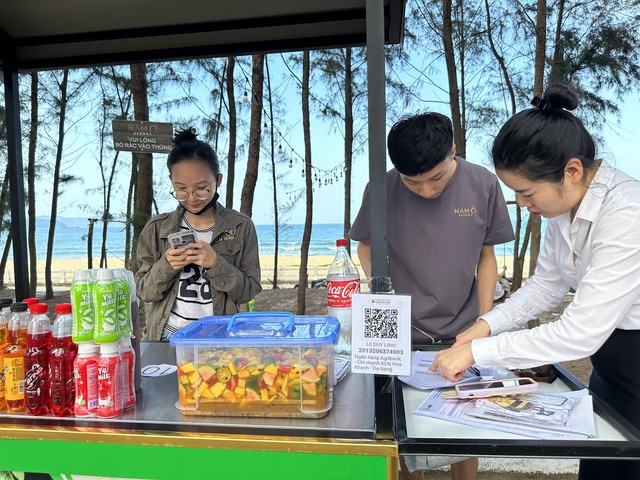 Thanh toán không tiền mặt góp phần bảo đảm vệ sinh ở các phố ăn vặt- Ảnh 2. Thanh toán không tiền mặt góp phần bảo đảm vệ sinh ở các phố ăn vặt- Ảnh 2.