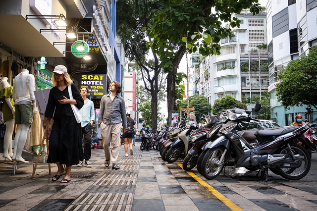 TP.HCM chưa thu phí vỉa hè ngay đầu năm mới- Ảnh 1.