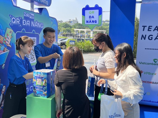 ZaloPay đã triển khai nhiều hoạt động offline nhằm quảng bá ZaloPay QR Đa Năng đến người dùng trên cả nước ZaloPay đã triển khai nhiều hoạt động offline nhằm quảng bá ZaloPay QR Đa Năng đến người dùng trên cả nước