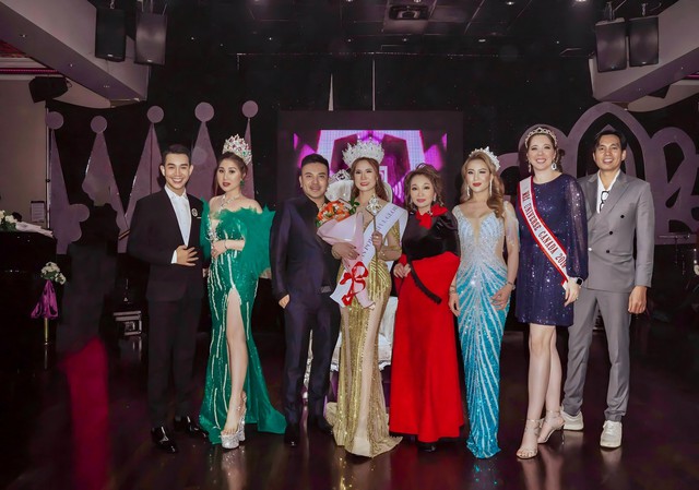 Ca sĩ Đức Xuân (thứ 4 từ phải sang) chụp hình lưu niệm cùng Ban tổ chức và thành viên Ban giám khảo Ca sĩ Đức Xuân (thứ 4 từ phải sang) chụp hình lưu niệm cùng Ban tổ chức và thành viên Ban giám khảo