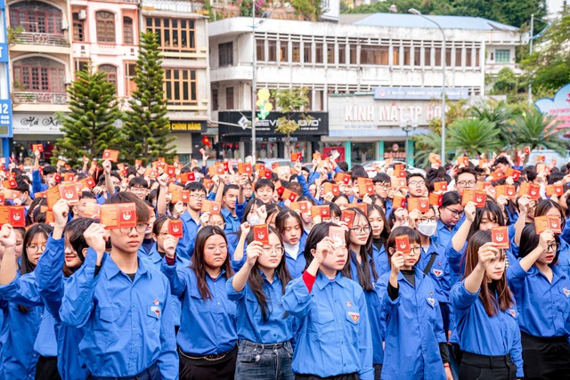 Thành đoàn Hạ Long tổ chức kết nạp tập trung 1.000 thanh niên ưu tú- Ảnh 1. Thành đoàn Hạ Long tổ chức kết nạp tập trung 1.000 thanh niên ưu tú- Ảnh 1.
