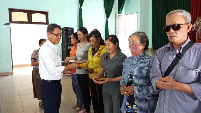 Ông Phạm Quốc Khanh - Chủ tịch Công đoàn Công ty Nhiệt điện Phú Mỹ trao quà cho Hội người mù thị xã Phú Mỹ