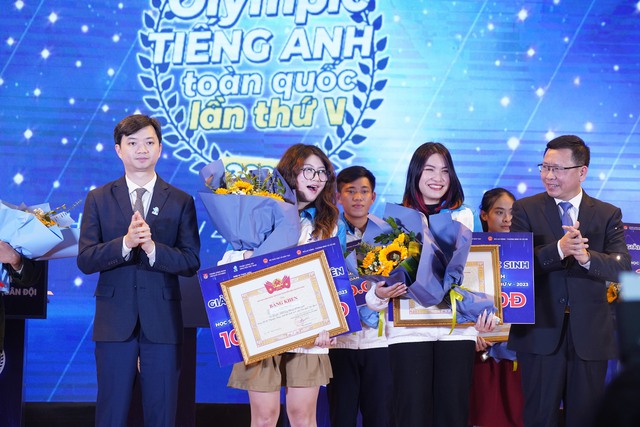 Nữ sinh Trường ĐH Xây dựng đạt giải nhất hội thi tiếng Anh học sinh, sinh viên- Ảnh 1.